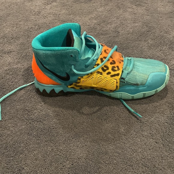 Kyrie basketball shoes boys size 6.5 pretty good condition 8.8/10 open to offers - Picture 3 of 4